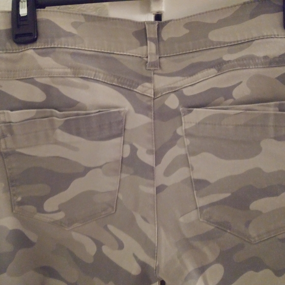 Democracy Camouflage pant, size 4 - Picture 4 of 5